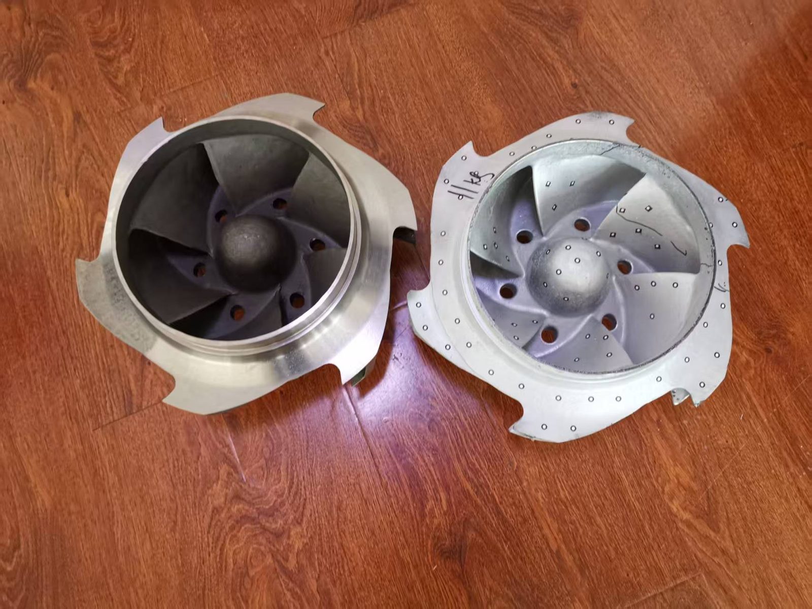 Impulsor original junto al impulsor reconstruido por ingeniería inversa